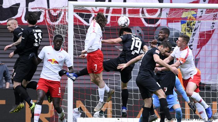 Fussball Bundesliga l RB Leipzig vs FC Augsburg (picture alliance/AP Photo/J. Meyer)