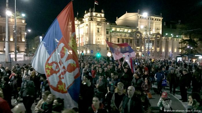 Tausende Serben Demonstrieren Gegen Präsident Vucic | Aktuell Europa ...