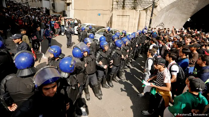 Algerien Studenten protestieren in Algier gegen Bouteflika (Reuters/Z. Bensemra)
