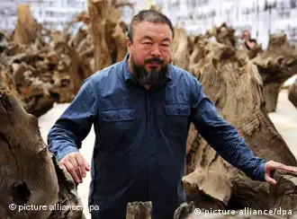 Der Künstler Ai Weiwei steht am Freitag (09.10.2009) in München (Oberbayern) im Haus der Kunst in seinem Kunstwerk Rooted Upon (100 Baumteile). Die Ausstellung Ai Weiwei. So sorry ist vom 12.10.2009 bis 17.01.2010 zu sehen. Foto: Tobias Hase dpa/lby +++(c) dpa - Report+++