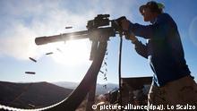ARCHIV - ILLUSTRATION - epa03514981 (01/22) Dave Lansky fires a Minigun, which shoots 50 rounds a second, at the Big Sandy Machine Gun Shoot outside Wikieup, Arizona, USA, 19 October 2012. EPA/JIM LO SCALZO (zu dpa «Bericht: US-Waffenexporte 2014 stark gestiegen» vom 26.12.2015) +++(c) dpa - Bildfunk+++ |