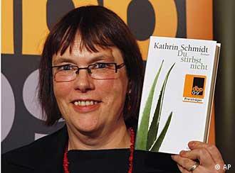 Kathrin Schmidt holding up her prize-winning book