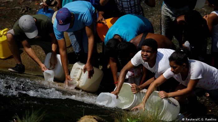 Los venezolanos deben lidiar con la escasez de agua en medio de la pandemia.