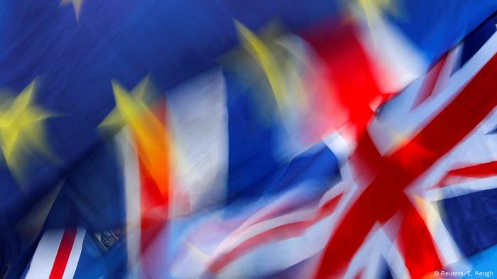 UK Brexit l Britische und Europäische Flagge