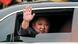 Líder norte-coreano Kim Jong-un acena da janela de uma limusine da Mercedes-Benz Líder norte-coreano Kim Jong-un acena da janela de uma limusine da Mercedes-Benz
