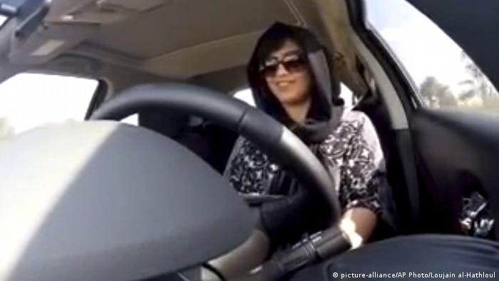 Uma imagem de vídeo de Hathloul dirigindo ilegalmente, tirada antes de sua prisão em 2014