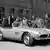 BMW - Historische Aufnahmen: Mitarbeiter der Fertigung umringen das erste Modell des BMW 507 1955