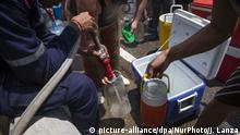 People refill water containers in Caracas, Venezuela, on Tuesday, March 12, 2019. President Nicolas Maduro, speaking on state television, said that water service will be restored across Venezuela by early Wednesday even as the government plans to continue using tanker trucks to provide water to residents. (Photo by Jonathan Lanza/NurPhoto) | Keine Weitergabe an Wiederverkäufer.