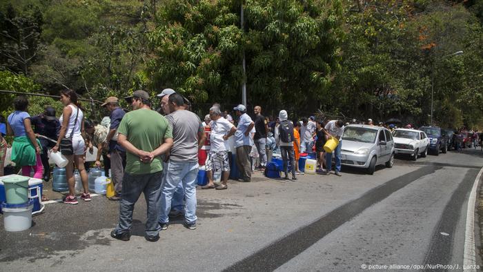Nuevos planes de racionamiento se aplicaron en 2016, por cortes que el gobierno de Maduro vinculó con una nueva sequía. Esas medidas implicaban la reducción de la jornada laboral del sector público en un 40% y afectaron a centros comerciales y hoteles, a los que se obligó a instalar plantas propias.