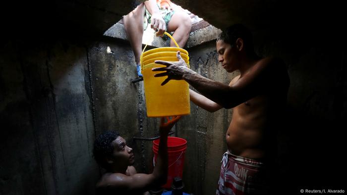 Nada más empezar 2018, el 2 de enero, sectores de cinco estados y de la capital quedaron sin energía durante varias horas, sumándose a permanentes racionamientos de agua. Dos apagones en enero afectaron a Caracas y distintas regiones. El 17 de febrero, seis recién nacidos que recibían respiración asistida murieron tras un apagón en un hospital del sureste del país.