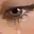 Auge mit Träne Frau weint