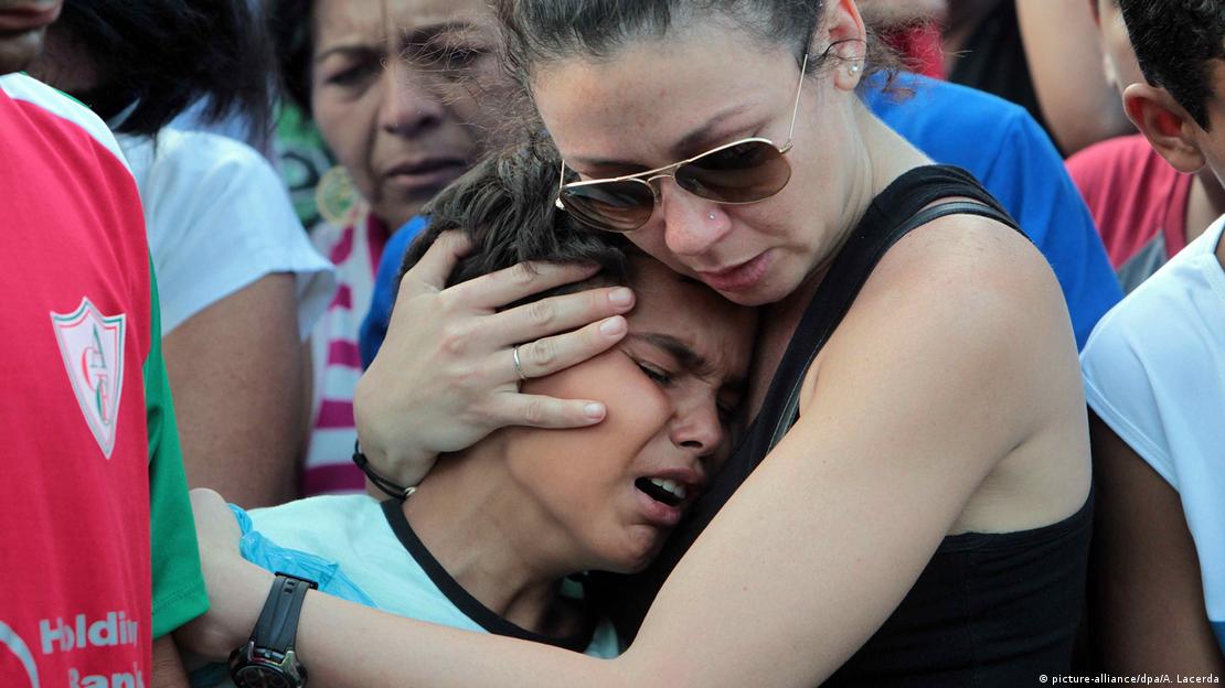 Colegas e familiares lamentam a morte de alunos durante o massacre de Realengo, em 2011