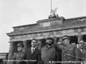 Fidel Castro am 14.6.1972 am Brandenburger Tor, Foto: Bundesarchiv