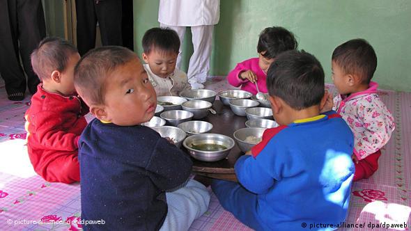 پیونگ یانگ میں سرکاری انتظام میں چلنے والی چھوٹے بچوں کی ایک نرسری میں دوپہر کے وقت کا منظر