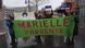Manifestantes seguram cartaz com as palavras "Marielle presente" em Berlim Manifestantes seguram cartaz com as palavras "Marielle presente" em Berlim
