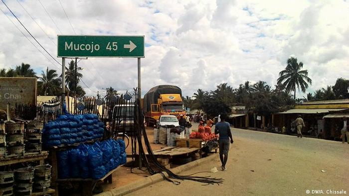 Mosambik Schild in Chai zum Abzweig Richtung Mucojo