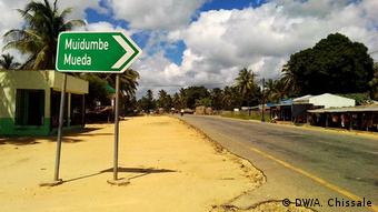 Mosambik Straßenschild am Abzweig in Richtung Muidumbe und Mueda