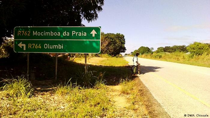 Mosambik Straßenverzweigung zwischen der Regionalstraße R762 zur Stadt Mocímboa da Praia und der Regionalstraße R764 zum Ort Olumbi