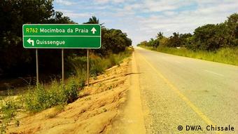 Mosambik Straßenschild am Abzweig in den Ort Quissenge