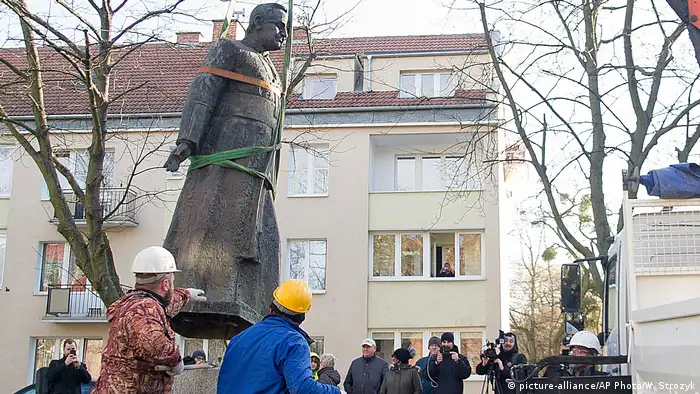 Polen Bauarbeiter entfernen eine Statue in Danzig