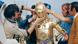 Das C-3PO-Kostüm wird von mehreren Männern angepasst Das C-3PO-Kostüm wird von mehreren Männern angepasst