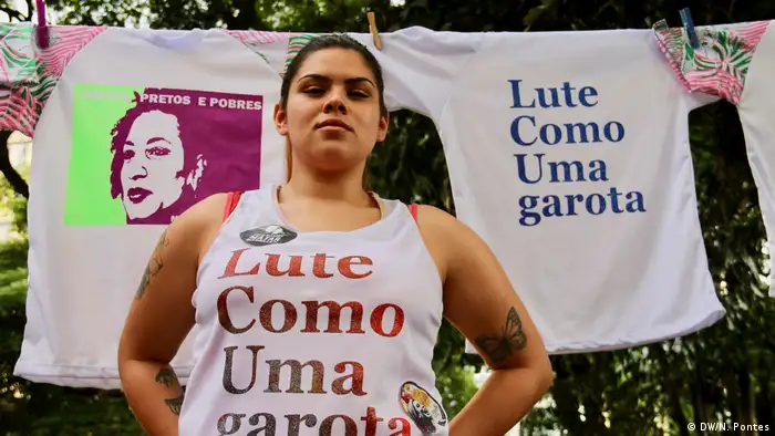 Mulher usando camiseta com a inscrição Lute como uma garota