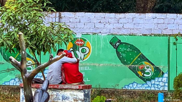 Erwachsene in Kinderpark in Bangladesch