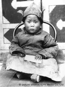 Schwarz-Weiß-Aufnahme des von Tenzin Gyatso als Kind