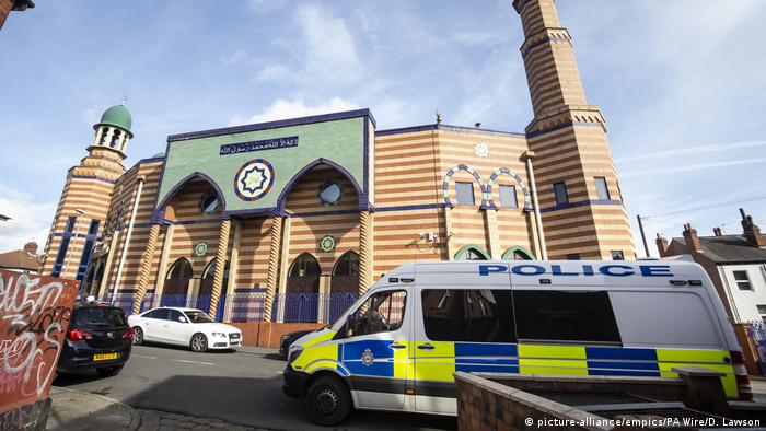 Police cars stationed outside of a mosque that was the site of a terror attack in Christchurch, New Zealand (picture-alliance/empics/PA Wire/D. Lawson)