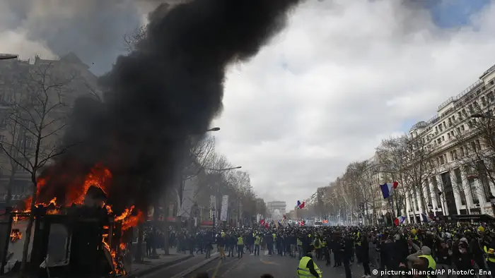 Paris Gelbwesten Protest Ausschreitungen Plünderungen (picture-alliance/AP Photo/C. Ena)