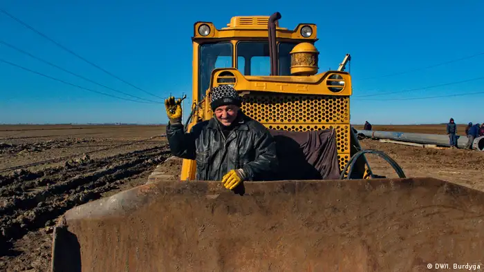 Рабочие ремонтируют поврежденные линии электропередач, идущей в направлении Крыма