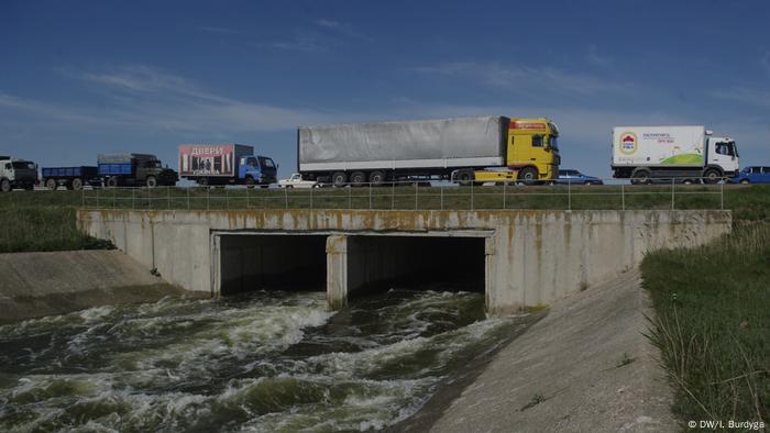 Checkpoint in Crimea - a queue of trucks on the Kherson-Armyansk highway