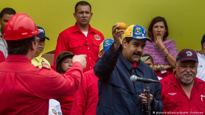 Maduro holds up a messaged mango (picture-alliance/dpa/m. Gutierrez)