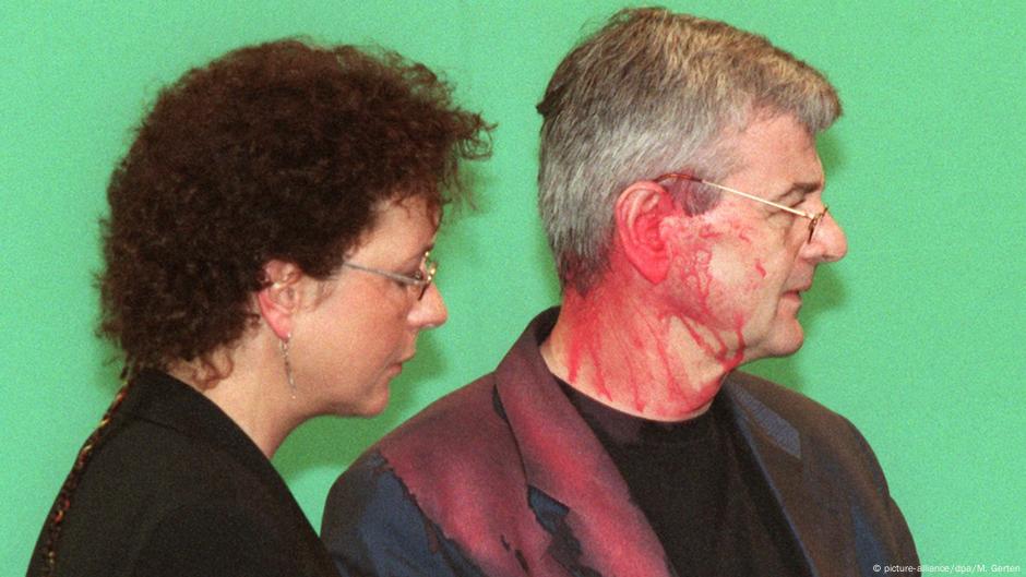 Partijski kongres Zelenih 1999.: na Jošku Fišera su bacili crvenu farbu