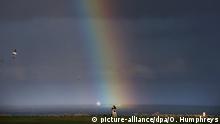 dpatopbilder - 16.03.2019, Großbritannien, Whitley Bay: Zwei Menschen umarmen sich vor einem Regenbogen in Whitley Bay. Foto: Owen Humphreys/PA Wire/dpa +++ dpa-Bildfunk +++ |