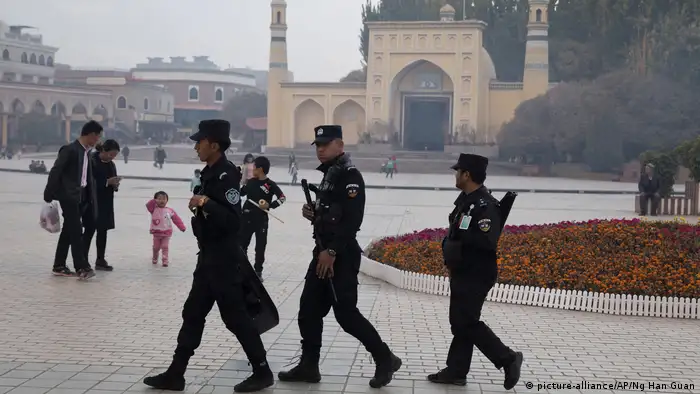 China Kashgarin Patrouillie uigurischer Sicherheitskräfte in der Nähe der Id Kah-Moschee Region Xinjiang
