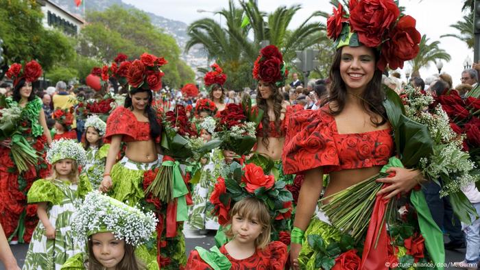 Großer Blumenumzug mit Kindern beim Blumenfest in Funchal, Madeira