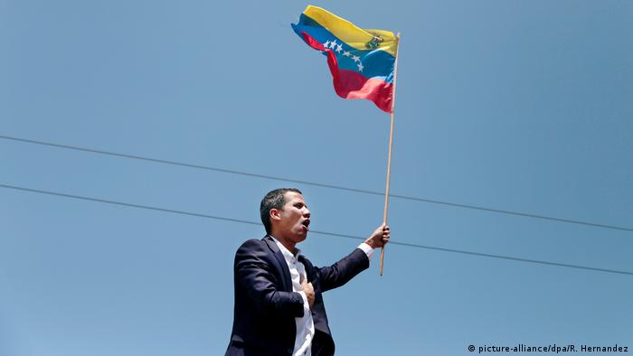 Venezuela Flughafen Juan Guaido sing Nationalhymne