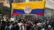 Foto de una bandera de Colombia con un rótulo que dice "paz" en una marcha de Bogotá Foto de una bandera de Colombia con un rótulo que dice "paz" en una marcha de Bogotá