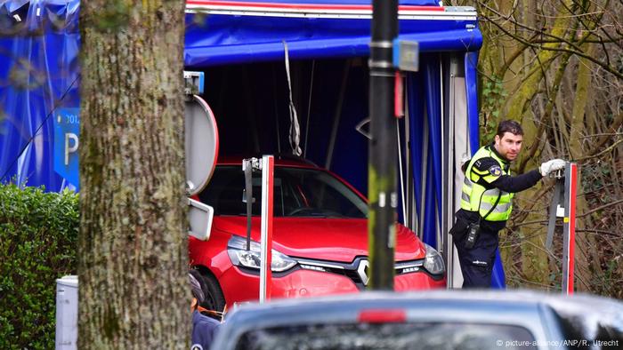 Niederlande Polizei Utrecht: Gestolener Renault Clio gefunden (picture-alliance/ANP/R. Utrecht)