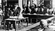 Vertrag von Sevres Unterzeichnung 1920 (Imago/United Archives International)