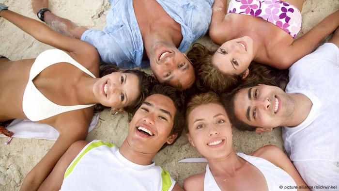 Young people in a group on the beach (picture alliance / blickwinkel)