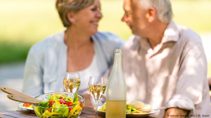 elderly couple picnic (picture alliance / dpa / JM Guyon)