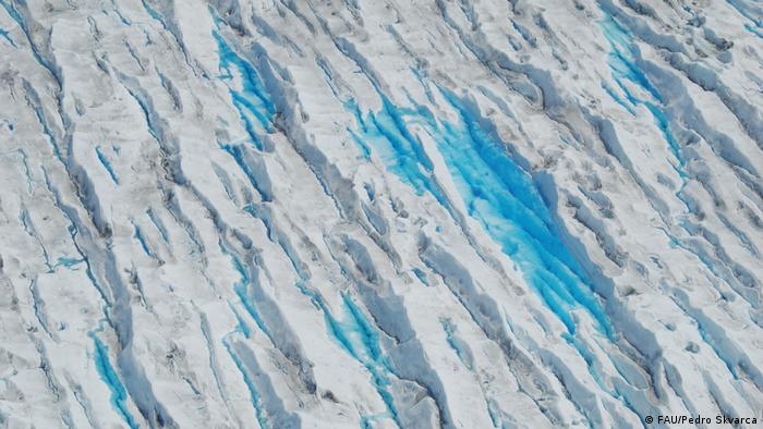 En la Patagonia argentina, las grietas llenas de agua en el glaciar Upsala, el tercero más grande de Sudamérica, dan cuenta de la situación.