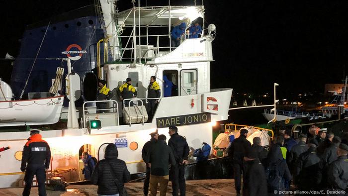 Italien, Lampedusa: Flüchtlingshilfsschiff «Mare Jonio» beschlagnahmt (picture-alliance/dpa/E. Desiderio)
