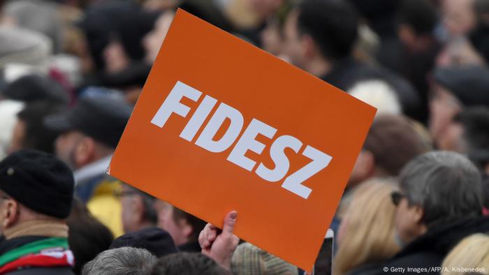 Un partisan tient une pancarte du parti au pouvoir FIDESZ
