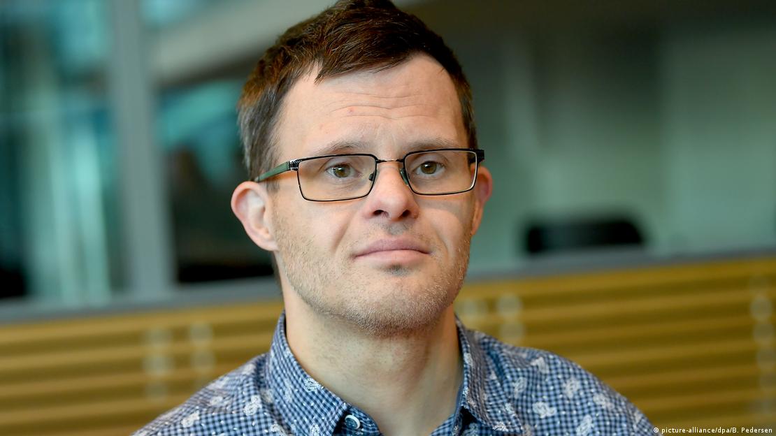 Sebastian Urbanski trabaja como actor. 