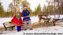 Couple wearing Traditional Sami costumes, Reindeer Safari, Kakslauttanen Igloo Village, Saariselka, Finland, Scandinavia, Europe | Verwendung weltweit, Keine Weitergabe an Wiederverkäufer.