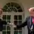 Bolsonaro e Trump apertam as mãos em entrevista coletiva no jardim da Casa Branca
