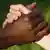 Symbolbild Handschlag Hände schwarz und weiß